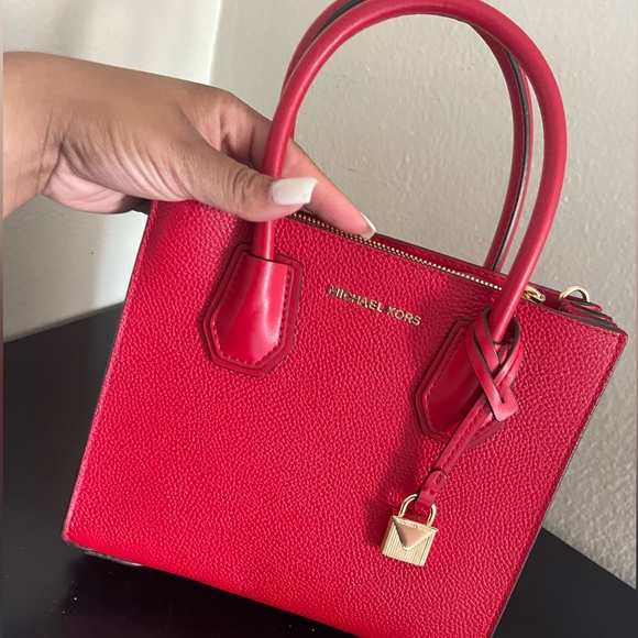 Michael Kors Purse. - Picture 3 of 6